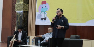 Brian Putra Baskara sedang memaparkan materi tentang digitalisasi marketing dalam acara HIPMI Talks di Gedung Convention Hall Unand, Rabu (24/11/2021). (Genta Andalas/Geliz Luh Titisari)