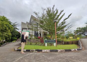 Gedung Pascasarjana Unand masih dikunjungi mahasiswa saat pandemi, Jumat (10/11/2021) (Genta Andalas/ Nando Ferdiansyah)