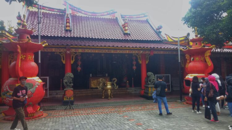 "Pengunjung memadati pintu masuk Klenteng Eng Ang Kiong untuk berfoto." Sabtu (27 Nov 2021).