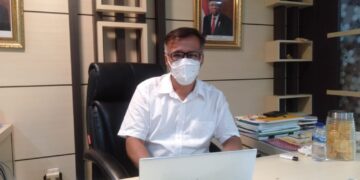 Wakil Rektor I Unand Mansyurdin saat diwawancarai di ruangannya, Senin (31/1/2022). (Genta Andalas/ Icha Putri)