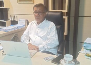 Wakil Rektor (WR) I Unand, Mansyurdin saat diwawancarai Genta Andalas di ruangannya Jum'at (7/1/2022) (Riski Wahyudi)