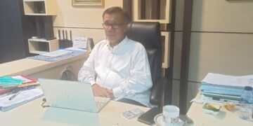 Wakil Rektor (WR) I Unand, Mansyurdin saat diwawancarai Genta Andalas di ruangannya Jum'at (7/1/2022) (Riski Wahyudi)