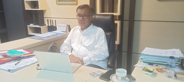 Wakil Rektor (WR) I Unand, Mansyurdin saat diwawancarai Genta Andalas di ruangannya Jum'at (7/1/2022) (Riski Wahyudi)