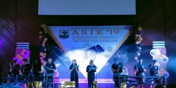 1.	Penampilan perkusi oleh grup induk acara ASIK’19 di Auditorium Unand, Senin (28/2/2022) (Genta Andalas/Dian Fitri Yova)