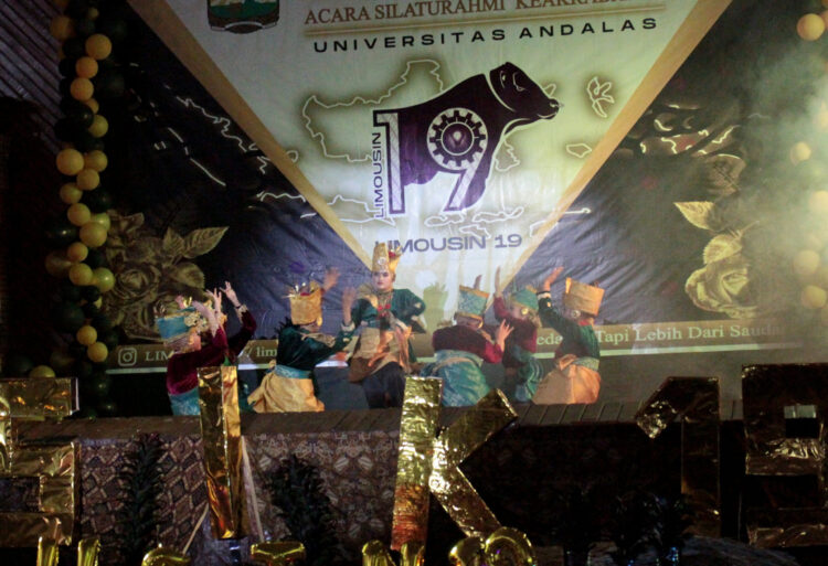 Penampilan tari kreasi oleh perwakilan mahasiswa Faterna acara ASIK’19 di Auditorium Unand, Senin (28/2/2022) (Genta Andalas/Dian Fitri Yova)