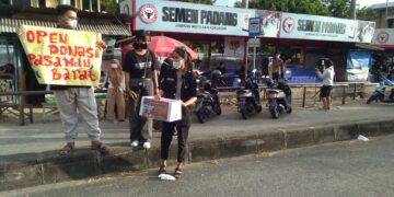 Unit Kegitan Seni (UKS) Universitas Andalas( Unand) lakukan penggalangan dana untuk korban gempa Pasaman Barat di Pasar Baru, Senin (28/2/2022). (Genta Andalas/Linda Susanti)