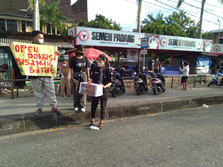 Unit Kegitan Seni (UKS) Universitas Andalas( Unand) lakukan penggalangan dana untuk korban gempa Pasaman Barat di Pasar Baru, Senin (28/2/2022). (Genta Andalas/Linda Susanti)