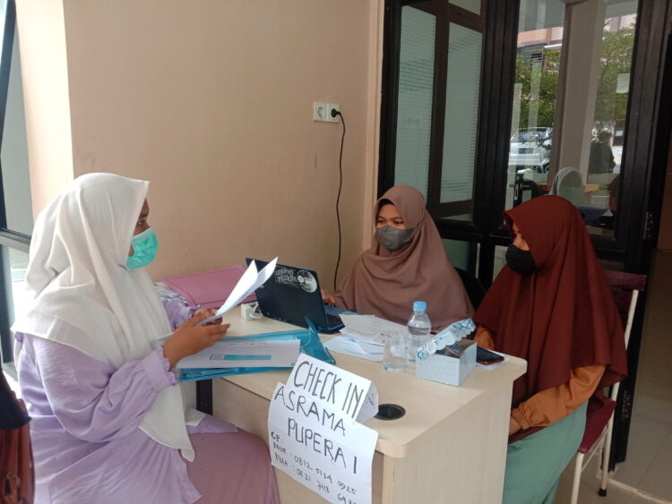 Mahasiswi Unand sedang melakukan check-in asrama di Gedung Asrama PU-PERA 1 pada Jumat (11/2/2022). (Genta Andalas/Geliz Luh Titisari)