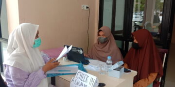 Mahasiswi Unand sedang melakukan check-in asrama di Gedung Asrama PU-PERA 1 pada Jumat (11/2/2022). (Genta Andalas/Geliz Luh Titisari)