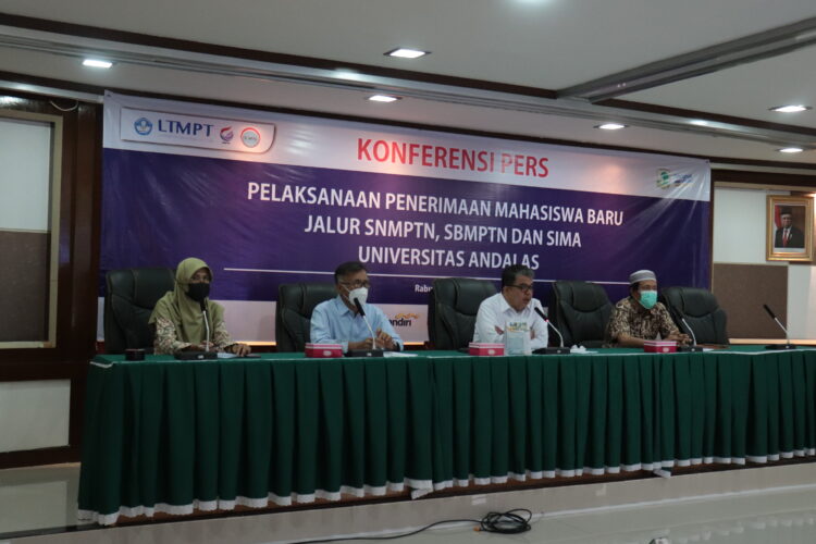 Rektor Universitas Andalas, Yuliandri saat menyampaikan kata sambutan di acara Konferensi Pers Pelaksanaan Penerimaan Mahasiswa Baru Jalur SNMPTN, SBMPTN, dan SIMA Unand di Gedung Rektorat Universitas Andalas pada Rabu (2/2/2022). (Genta Andalas/Dian Mardhiyyah)