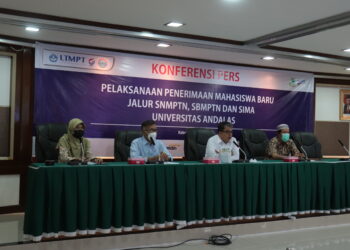 Rektor Universitas Andalas, Yuliandri saat menyampaikan kata sambutan di acara Konferensi Pers Pelaksanaan Penerimaan Mahasiswa Baru Jalur SNMPTN, SBMPTN, dan SIMA Unand di Gedung Rektorat Universitas Andalas pada Rabu (2/2/2022). (Genta Andalas/Dian Mardhiyyah)