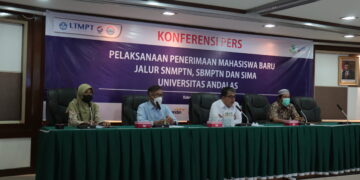 Rektor Universitas Andalas, Yuliandri saat menyampaikan kata sambutan di acara Konferensi Pers Pelaksanaan Penerimaan Mahasiswa Baru Jalur SNMPTN, SBMPTN, dan SIMA Unand di Gedung Rektorat Universitas Andalas pada Rabu (2/2/2022). (Genta Andalas/Dian Mardhiyyah)