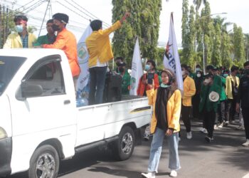 Lakukan Aksi Evaluasi Satu Tahun Kepemimpinan Mahyeldi-Audy, Aliansi BEM SB Segel Kantor Gubernur Sumbar