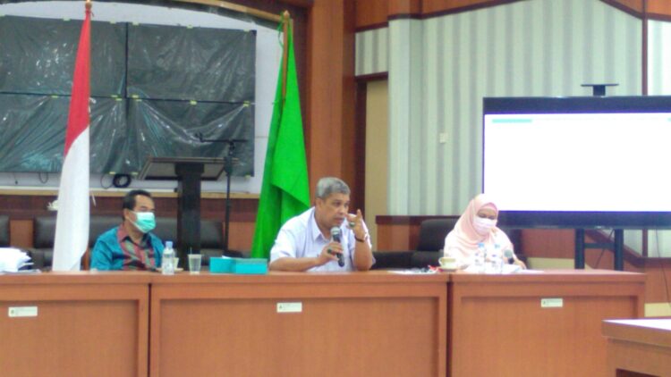 Wakil Rektor III Unand (tengah) sedang menjelaskan rencana kegiatan kemahasiswaan tahun 2022 di Ruang Studio PKM Unand, Kamis (3/2/2022).