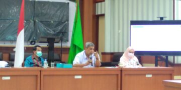 Wakil Rektor III Unand (tengah) sedang menjelaskan rencana kegiatan kemahasiswaan tahun 2022 di Ruang Studio PKM Unand, Kamis (3/2/2022).