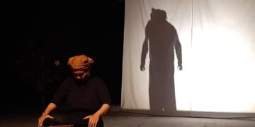 Penampilan panggung puisi 2022 dengan judul "Langgam Harimau" oleh kelompok 8 di Medan Nan Balinduang FIB Unand pada Sabtu, (26/3/2022).