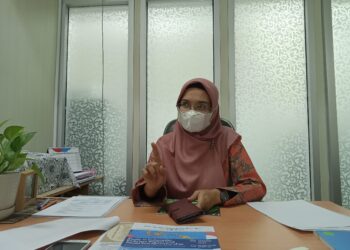 Vonny Indah Mutiara, Kepala UPT Layanan Internasional menjelaskan terkait program penerimaan mahasiswa asing kepada kru Genta Andalas di ruangannya pada Rabu (2/3/2022).