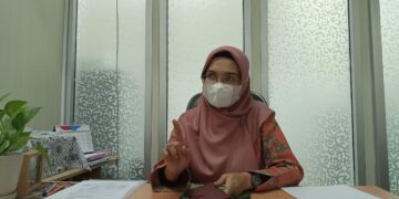 Vonny Indah Mutiara, Kepala UPT Layanan Internasional menjelaskan terkait program penerimaan mahasiswa asing kepada kru Genta Andalas di ruangannya pada Rabu (2/3/2022).