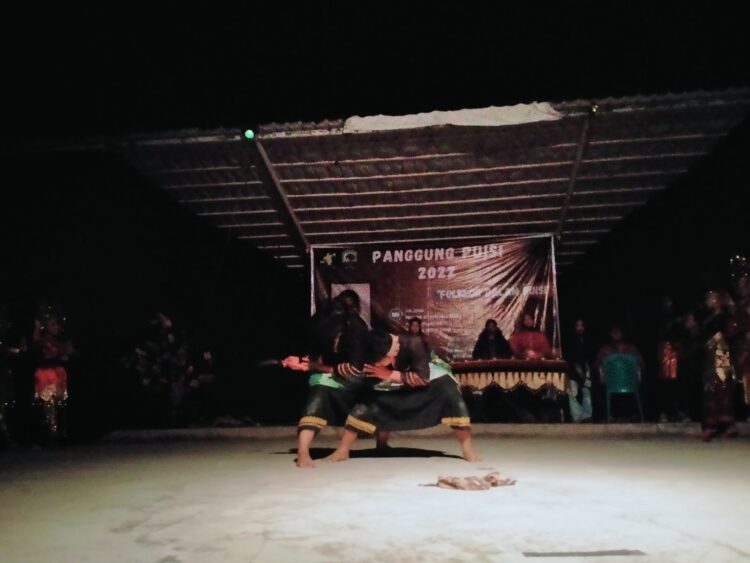 Penampilan pencak silat oleh Bengkel Seni Tradisional Minangkabau Unand di acara Panggung Puisi 2022 di Medan Nan Balinduang FIB Unand pada Sabtu, (26/3/2022).