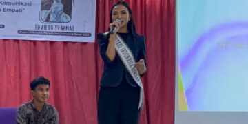 Putri Indonesia Perwakilan Sumatera Barat tahun 2022 menyampaikan materi di acara talkshow di Gedung B Fakultas Ilmu Sosial dan Ilmu Politik Unand pada Kamis (17/3/2022)