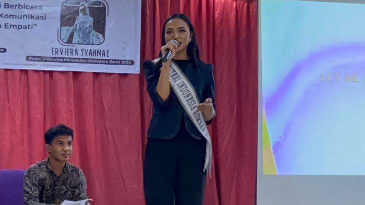 Putri Indonesia Perwakilan Sumatera Barat tahun 2022 menyampaikan materi di acara talkshow di Gedung B Fakultas Ilmu Sosial dan Ilmu Politik Unand pada Kamis (17/3/2022)