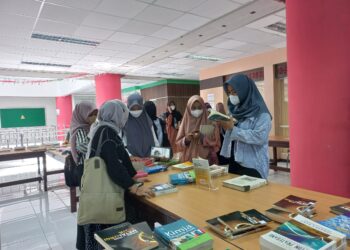 Antusiasme mahasiswa dalam mengikuti acara hibah buku pada acara Pekan Library di lantai 3 Perpustakaan Universitas Andalas pada (21/3/2022)