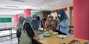 Antusiasme mahasiswa dalam mengikuti acara hibah buku pada acara Pekan Library di lantai 3 Perpustakaan Universitas Andalas pada (21/3/2022)