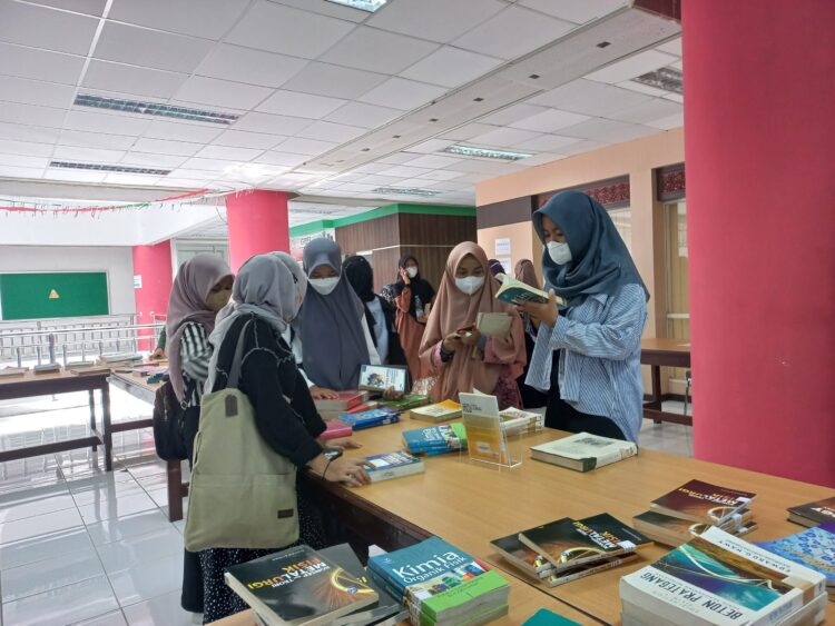 Antusiasme mahasiswa dalam mengikuti acara hibah buku pada acara Pekan Library di lantai 3 Perpustakaan Universitas Andalas pada (21/3/2022)