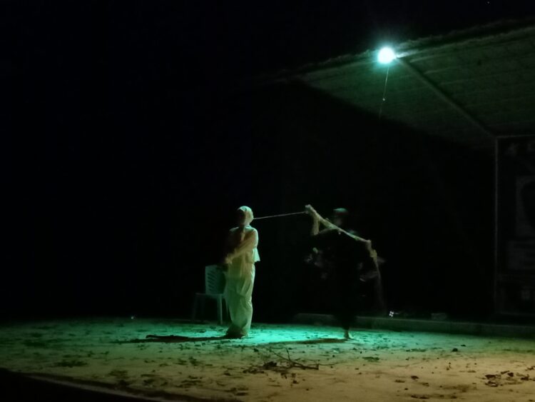 Penampilan panggung puisi dengan judul "puisi mangimbau hari lalu" oleh kelompok 10 di Medan Nan Balinduang FIB pada Sabtu, (26/3/2022).