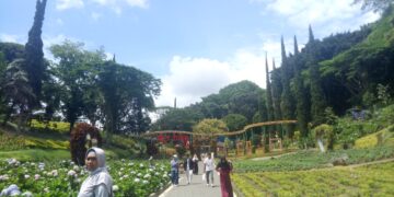 Beberapa pengunjung yang sedang berjalan dan menikmati pemandangan di Taman Selecta Malang. (Genta Andalas/Nurul Anisa Azwir)