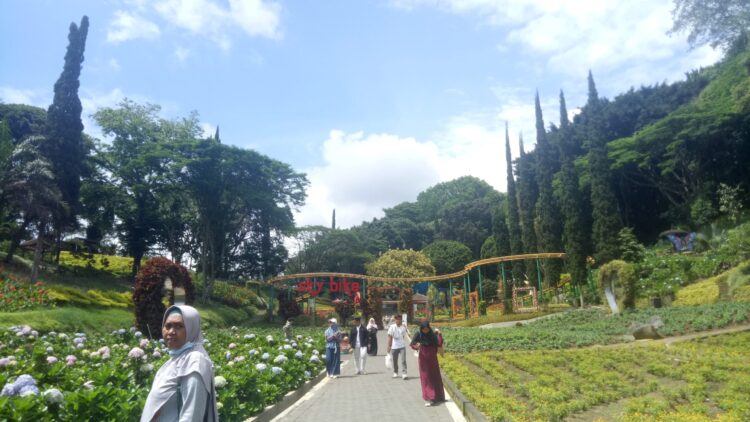 Beberapa pengunjung yang sedang berjalan dan menikmati pemandangan di Taman Selecta Malang. (Genta Andalas/Nurul Anisa Azwir)