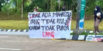 Aksi Protes oleh Aliansi Mahasiswa Peduli Unand (AMPU) mengenai nasib mahasiswa yang tidak lolos KIP-K di gerbang Unand, Senin (14/3/22). (Genta Andalas/Haura Hamidah)