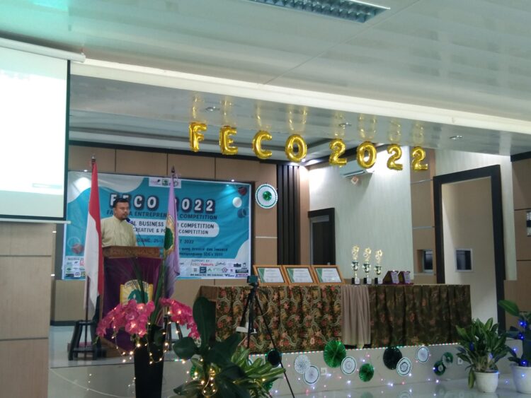 Pembina AYE, Riza Andesca Putra saat pembukaan acara Faterna Enterpreneur Competition (FECO) di Fakultas Peternakan Universitas Andalas, Jumat (25/3/2022) (Genta Andalas/Dian Mardhiyyah)