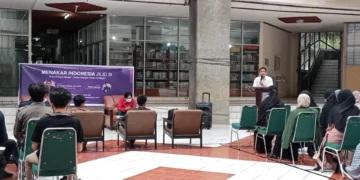 Penyampaian materi mengenai penundaan pemilu 2024 oleh Khairul Fahmi di Pusat Kegiatan Mahasiswa Universitas Andalas, Kamis (17/3/2022). (Genta Andalas/ Aisyah Luthfi)