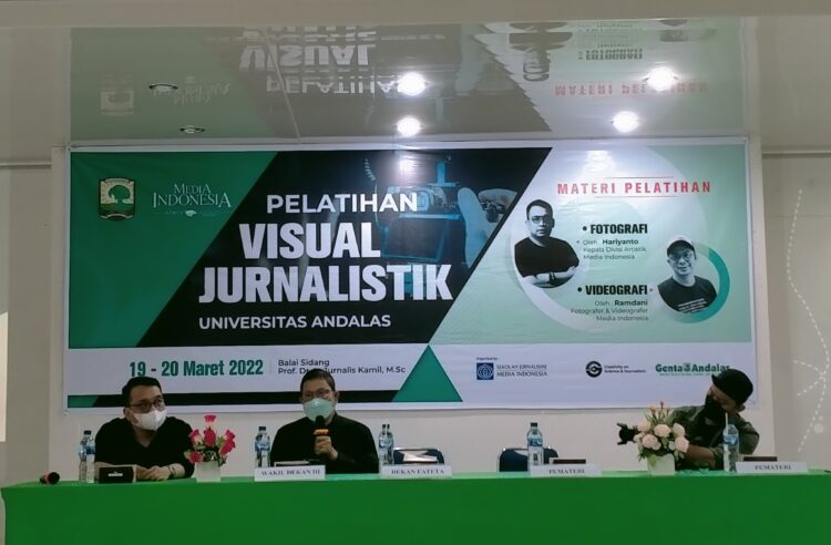 Kepala Divisi Artistik Media Indonesia, Haryanto tampak tengah memberikan kata sambutan dalam pelaksanaan acara Pelatihan Visual Jurnalistik pada Sabtu (19/3/2022). (Genta Andalas/Afri Haikil)