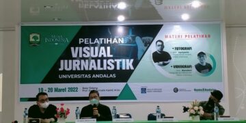 Kepala Divisi Artistik Media Indonesia, Haryanto tampak tengah memberikan kata sambutan dalam pelaksanaan acara Pelatihan Visual Jurnalistik pada Sabtu (19/3/2022). (Genta Andalas/Afri Haikil)