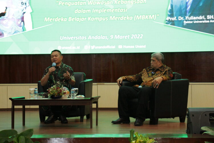 Kepala Staf TNI Angkatan Darat, Dudung Abdurachman menjawab pertanyaan di acara Kuliah Umum Ketahanan Nasional di Convention Hall Universitas Andalas (Unand), Rabu (9/3/2022).