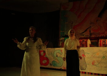 Pertunjukan teater dalam perhelatan Semalam Bersama Studio Merah di Gedung Adityawarman, Padang, Sabtu (26/3/2022). (Genta Andalas/Geliz Luh Titisari).