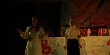 Pertunjukan teater dalam perhelatan Semalam Bersama Studio Merah di Gedung Adityawarman, Padang, Sabtu (26/3/2022). (Genta Andalas/Geliz Luh Titisari).