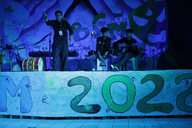 Penampilan Divisi Musik Studio Merah saat membawakan lagu "Akad" dalam acara Semalam Bersama Studio Merah di Gedung Adityawarman, Padang, Sabtu (26/3/2022). (Genta Andalas/Geliz Luh Titisari)