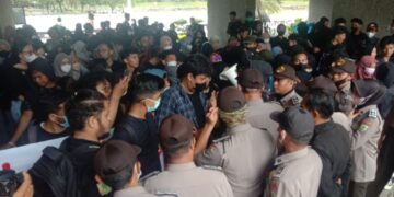 Aksi AMPU kawal KIP-K di Gedung Rektorat Unand, Jumat (17/3/2022). (Genta Andalas/Sandra Ardiyana)