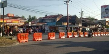 Pembatas jalan di persimpangan Pasar Baru, Selasa (29/3/2022). (Genta Andalas/ Aisha Prameswari Sayidina)
