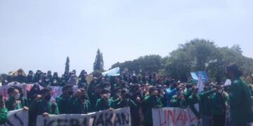 Aksi BEM KM Unand terkait kejelasan mahasiswa tidak lolos KIP-K di depan Gedung Rektorat Unand, Selasa (29/03/2022). (Genta Andalas/ Nabila Annisa)