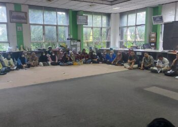 Badan Eksekutif Mahasiswa Sumatra Barat (BEM SB) melakukan konsolidasi akbar menuju aksi penolakan penundaaan pemilu yang dihadiri oleh sepuluh universitas  di sekretariat BEM KM Universitas Andalas, Jumat (8/4/2022). (Genta Andalas/Naufal Al Farisi)