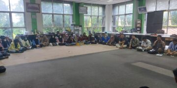 Badan Eksekutif Mahasiswa Sumatra Barat (BEM SB) melakukan konsolidasi akbar menuju aksi penolakan penundaaan pemilu yang dihadiri oleh sepuluh universitas  di sekretariat BEM KM Universitas Andalas, Jumat (8/4/2022). (Genta Andalas/Naufal Al Farisi)