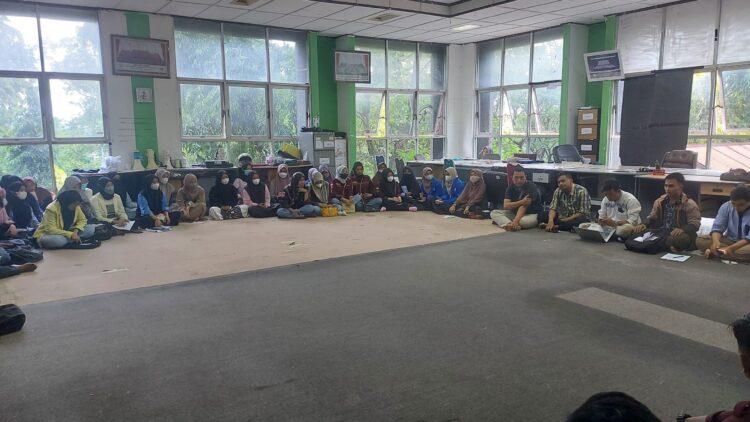 Badan Eksekutif Mahasiswa Sumatra Barat (BEM SB) melakukan konsolidasi akbar menuju aksi penolakan penundaaan pemilu yang dihadiri oleh sepuluh universitas di sekretariat BEM KM Universitas Andalas, Jumat (8/4/2022). (Genta Andalas/Naufal Al Farisi)