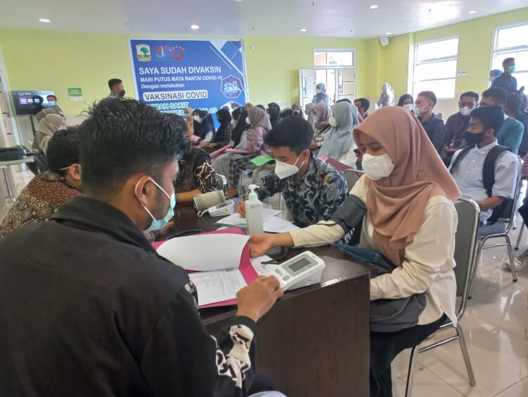 Mahasiswa baru SNMPTN Universitas Andalas melaksanakan Medical Check Up (MCU) di Rumah Sakit Universitas Andalas, Selasa (12/4/2022) (Genta Andalas/Bilqis Zehira Ramadhanti Ishak)