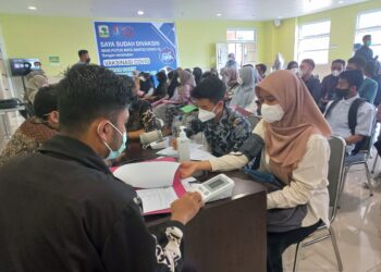 Mahasiswa baru SNMPTN Universitas Andalas melaksanakan Medical Check Up (MCU) di Rumah Sakit Universitas Andalas, Selasa (12/4/2022) (Genta Andalas/Bilqis Zehira Ramadhanti Ishak)
