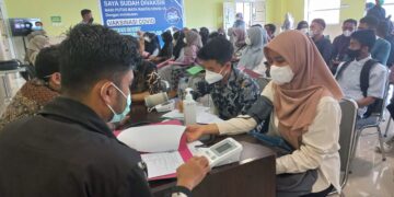 Mahasiswa baru SNMPTN Universitas Andalas melaksanakan Medical Check Up (MCU) di Rumah Sakit Universitas Andalas, Selasa (12/4/2022) (Genta Andalas/Bilqis Zehira Ramadhanti Ishak)