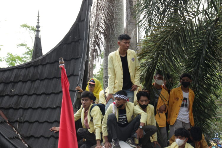 Potret Aksi Rakyat Serentak di Gedung DPRD Sumbar